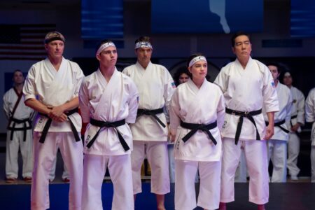 William Zabka, Tanner Buchanan, Ralph Macchio, Mary Mouser, Yuji Okumoto em Cobra Kai (Divulgação / Netflix)