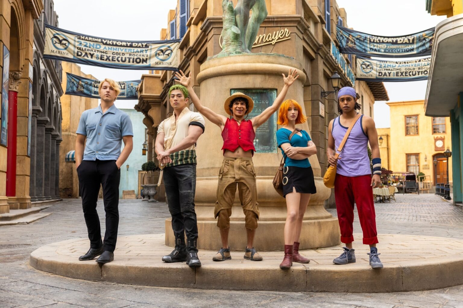 Terminam as filmagens da segunda temporada de One Piece: A Série Iñaki Godoy, Emily Rudd, Mackenyu, Jacob Gibson e Taz Skylar no set de One Piece: A Série (Divulgação / Netflix)
