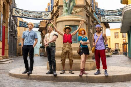 Iñaki Godoy, Emily Rudd, Mackenyu, Jacob Gibson e Taz Skylar no set de One Piece: A Série (Divulgação / Netflix)