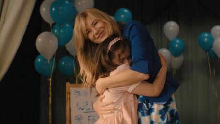 Ellen Pompeo e Imogen Reid em Uma Família Perfeita (Reprodução / Disney+)
