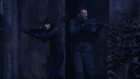Anya Taylor-Joy como Drasa e Miles Teller como Levi em Entre Montanhas (Reprodução / Apple TV+)