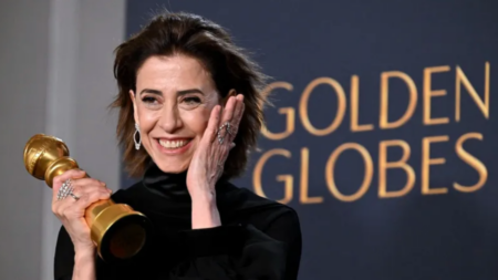 Cineasta de Conclave afirma que quer fazer filme com Fernanda Torres Fernanda Torres no Globo de Ouro (Getty/Reprodução)