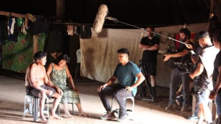 Terminam as filmagens do documentário Gente do Xingu Personagem Eweshe Yawalapiti Waurá com seus pais e equipe Gente do Xingu (Divulgação / Coletivo Kuikuro de Cinema)