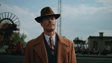 Guy Pearce explica por que estrelou filmes que não gosta Guy Pearce como Harrison Lee Van Buren em O Brutalista (Reprodução / Universal Pictures)