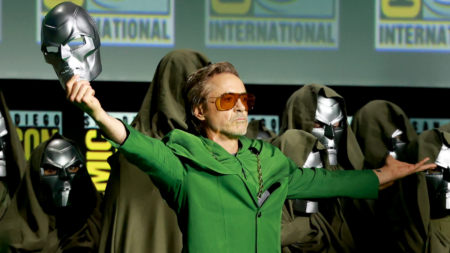 Robert Downey Jr. confirma que elenco de Vingadores: Doomsday terá novos anúncios Robert Downey Jr. na San Diego Comic Con (Getty/Reprodução)