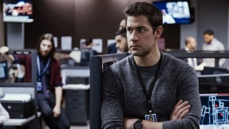 John Krasinski aparece em primeira imagem do filme de Jack Ryan John Krasinski como Jack Ryan em Jack Ryan (Reprodução / Prime Video)