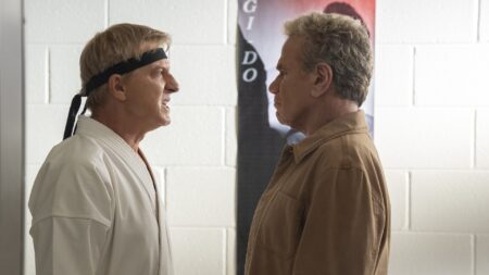 William Zabka como Johnny Lawrence e Martin Kove como John Kreese em Cobra Kai (Divulgação / Netflix)