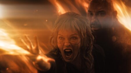 Milla Jovovich como Gray Alys e Dave Bautista como Boyce em In The Lost Lands (Reprodução)