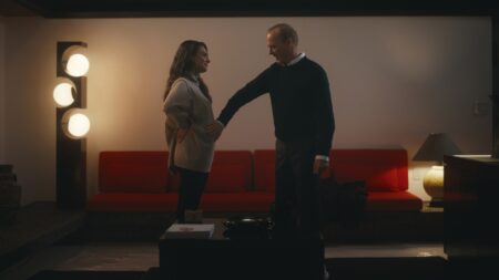 Michael Keaton como Andy e Mila Kunis como Grace em Pai do Ano (Reprodução / Diamond Films)