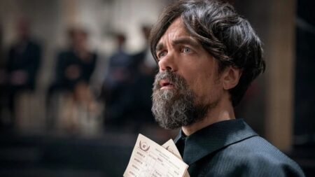 Peter Dinklage como Dean Casca Highbottom em Jogos Vorazes: A Cantiga dos Pássaros e das Serpentes (Reprodução / ParisFilmes)