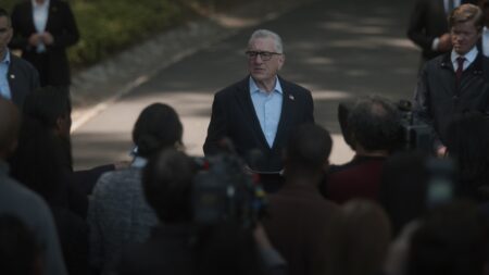 Dramas, mistérios e desafios chegam esta semana na Netflix Robert De Niro como George Mullen em Dia Zero (Divulgação / Netflix)