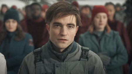 Robert Pattinson como Mickey Barnes em Mickey 17 (Reprodução / Warner Bros.)