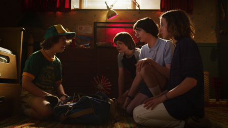Millie Bobby Brown, Finn Wolfhard, Gaten Matarazzo e Noah Schnapp em Stranger Things (Reprodução / Netflix)