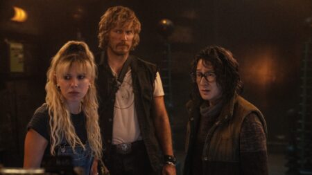 Descubra as estreia de março na Netflix Millie Bobby Brown como Michelle, Chris Pratt como Keats, Ke Huy Quan como Dr. Amherst em The Electric State (Divulgação / Netflix)