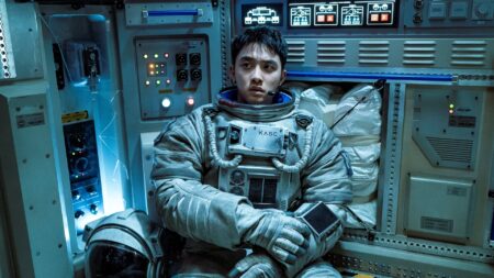 The Moon: Sobrevivente voltará aos cinemas do Brasil Doh Kyung-soo como Hwang Sun-woo em The Moon: Sobrevivente (Reprodução / Sato Company)
