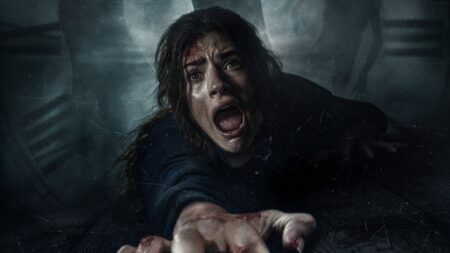 Until Dawn: Noite de Terror ganha novo pôster em português Ella Rubin como Clover em Until Dawn: Noite de Terror (Divulgação / Sony Pictures)