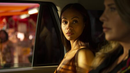 Zoe Saldaña como Rita Mora Castro em Emilia Pérez (Reprodução / Paris Filmes)