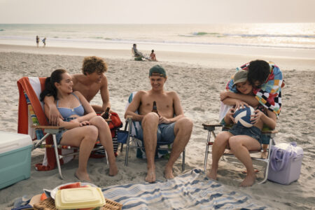 Belly (Lola Tung), Jeremiah (Gavin Casalegno), Conrad (Christopher Briney), Steven (Sean Kaufman), e Taylor (Rain Spencer) O Verão Que Mudou Minha Vida (Divulgação / Prime Video)