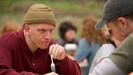 Anthony Carrigan como Frédéric em McVeigh (Reprodução / IMDb)