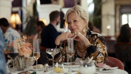 Jean Smart como Deborah em Hacks (Reprodução / Max)