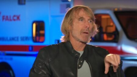 Michael Bay reclama da indústria do cinema: “Ninguém consegue mais aprovar nada” Michael Bay no Jake's Takes (Reprodução / YouTube)