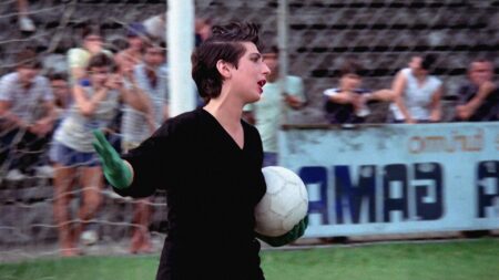 Cristina Mutarelli como Lili em Onda Nova (Reprodução / Vitrine Filmes)