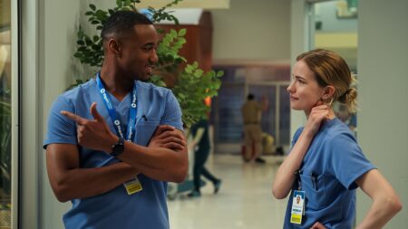 Música, romance ou crimes reais chegam na Netflix esta semana Jessie T. Usher como Sam Elijah e Willa Fitzgerald como Danny Simms em Pulso (Divulgação / Netflix)