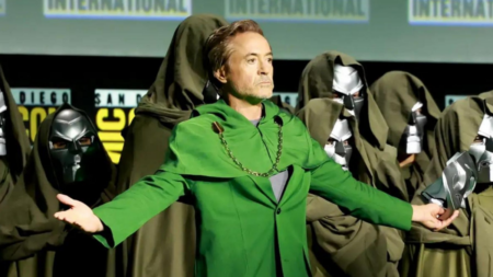 Robert Downey Jr. pode continuar como Doutor Destino após Guerras Secretas, saiba porque Robert Downey Jr. na San Diego Comic Con (Getty/Reprodução)