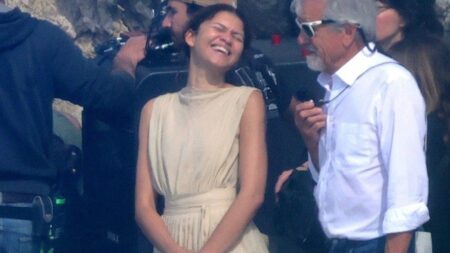 A Odisseia: Novas fotos do set mostram o visual de Zendaya Zendaya no set de A Odisseia (Reprodução / X)