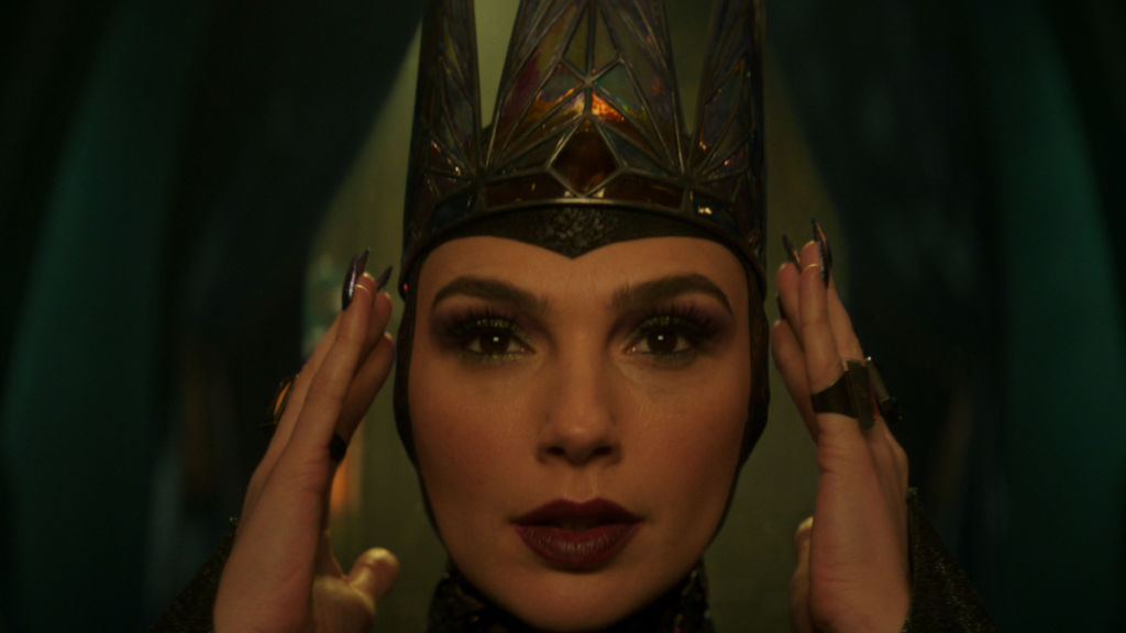Branca de Neve: cena inédita de Gal Gadot como Rainha Má é divulgada Gal Gadot como Rainha Má em Branca de Neve (Reprodução / Disney)