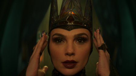 Branca de Neve: cena inédita de Gal Gadot como Rainha Má é divulgada Gal Gadot como Rainha Má em Branca de Neve (Reprodução / Disney)