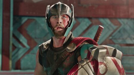 Atores do MCU revelam qual é um dos melhores filmes da franquia Chris Hemsworth como Thor em Thor: Ragnarok (Reprodução / Marvel)