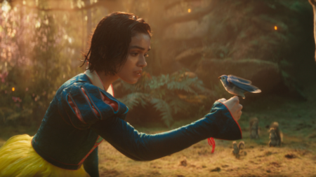 Rachel Zegler como Branca de Neve em Branca de Neve (Reprodução / Disney)