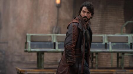 Diego Luna como Cassian Andor em Andor (Reprodução / Disney+)