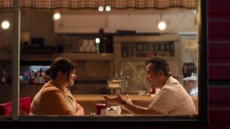 Com Barbie Ferreira e John Leguizamo, Um Pai Para Lily ganha trailer Barbie Ferreira como Lily e John Leguizamo como Bob em Um Pai para Lily (Reprodução / Synapse)