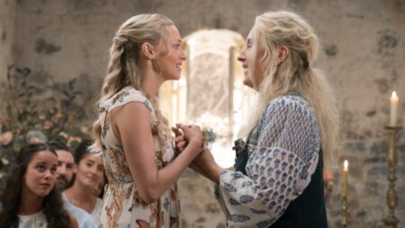 Studio Universal traz dobradinha perfeita para fãs de musicais Meryl Streep como Donna e Amanda Seyfried como Sophie em Mamma Mia! Lá Vamos Nós de Novo (Reprodução)