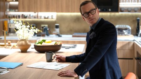 Michael Fassbender como George Woodhouse em Código Pretor (Reprodução / Universal Pictures)