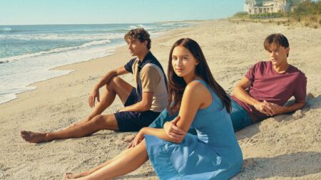 Gavin Casalegno, Lola Tung e Christopher Briney em O Verão Que Mudou Minha Vida (Divulgação / Prime Video)