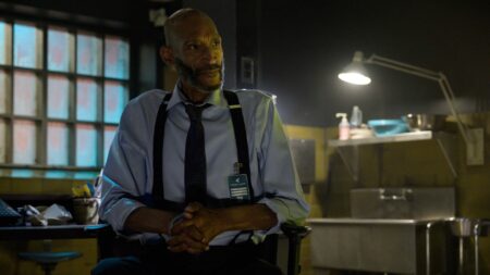 Tony Todd como William Bludworth em Premonição 6: Laços de Sangue (Reprodução / Warner Bros.)