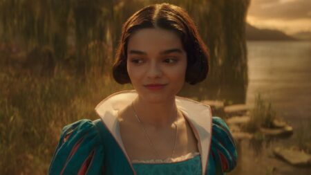 Branca de Neve é a grande estreia da semana, confira o que mais chega aos cinemas Rachel Zegler como Branca de Neve em Branca de Neve (Reprodução / Disney)