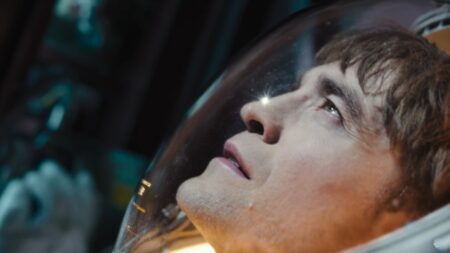 Mickey 17 e outros filmes imperdíveis chegam esta semana aos cinemas Robert Pattinson como Mickey em Mickey 17 (Reprodução / Warner Bros.)