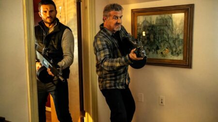 Sylvester Stallone como Chester em Código Alarum (Reprodução / Imagem Filmes)