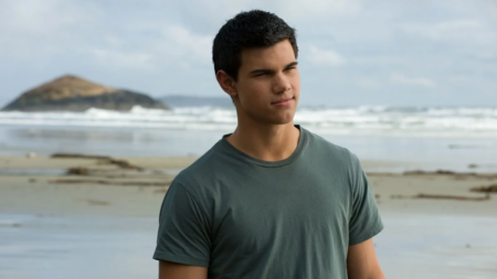 Taylor Lautner como Jacob em A Saga Crepúsculo: Lua Nova (Reprodução / Paris Filmes)