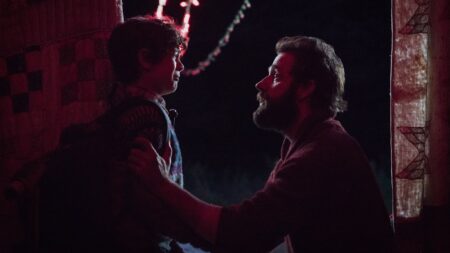 Produtor revela se Um Lugar Silencioso 3 ainda vai acontecer Noah Jupe como Marcus e John Krasinski como Lee em Um Lugar Silencioso (Reprodução / Paramount)