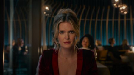 Meghann Fahy como Violet em Drop: Ameaça Anônima (Reprodução / Universal Pictures)