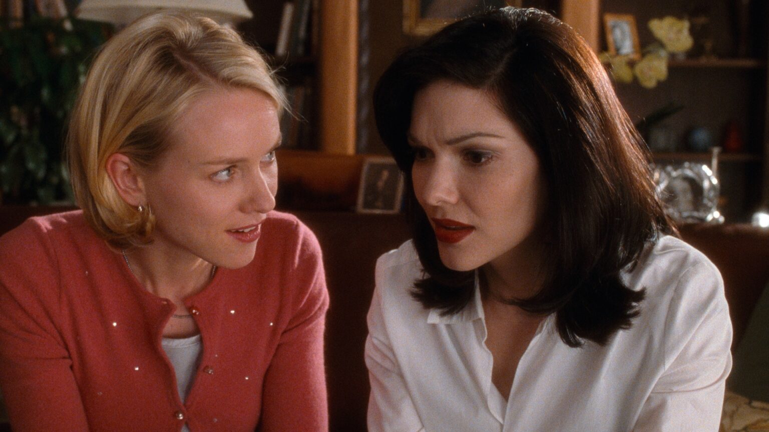 Laura Harring como Rita e Naomi Watts como Betty em Cidade dos Sonhos (Reprodução)