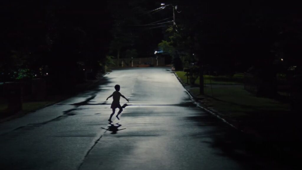 Confira as primeiras imagens de A Hora do Mal, do diretor de Noites Brutais Cena de A Hora do Mal (Reprodução / Warner Bros.)