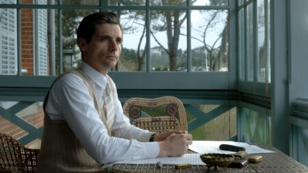 Raphaël Personnaz como Maurice Ravel em Bolero: A Melodia Eterna (Reprodução / Mares Filmes)