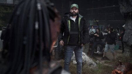 Dan Trachtenberg no set de Predador: Terras Selvagens (Reprodução / TMDB)