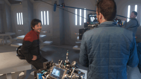 Diego Luna como Cassian Andor em Andor (Reprodução / Disney+)